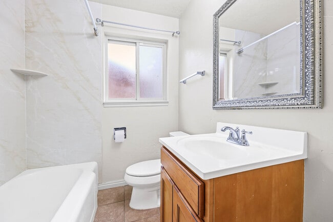 Building Photo - 2576 E Wren Rd