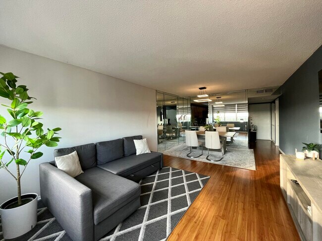 Building Photo - 1301 NE Miami Gardens Dr