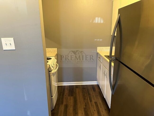 Building Photo - Updated 1 bed / 1 bath apartment - 60 West...