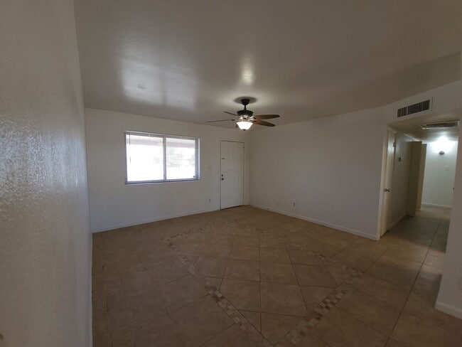 Building Photo - EXCELLENT VALUE ON THE PHOENIX/TEMPE BORDER!