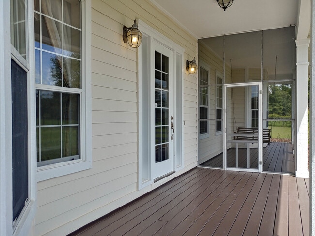 Building Photo - Idyllic Farmhouse in Newberry