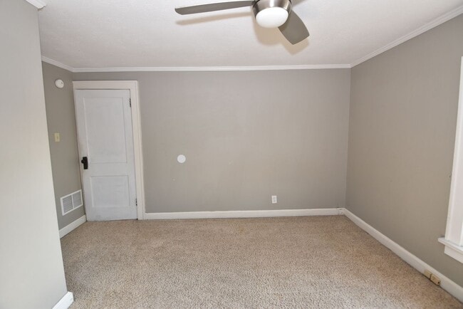 Building Photo - 3 bedroom 1.5 bath home next to IUSB.