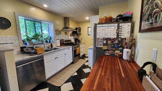 Building Photo - Cozy Craftsman style home!