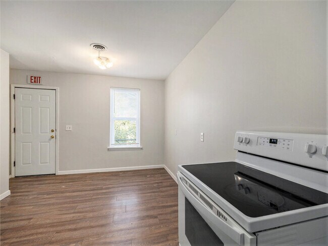 Building Photo - 2426 1/2 S 16th St #7