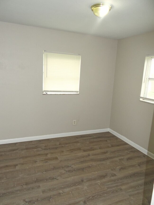 Building Photo - 3 Bedroom, 1 bath home - Just renovated