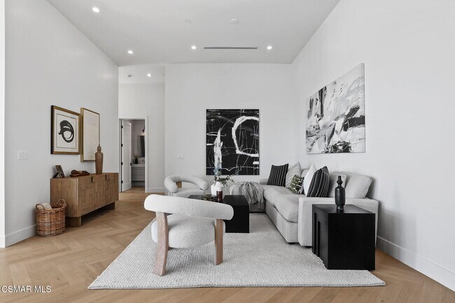 Building Photo - 697 Via Cielito