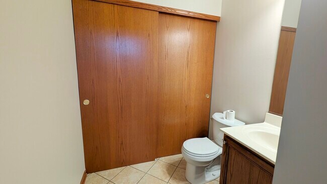 Building Photo - 1713 Fieldstone Dr N