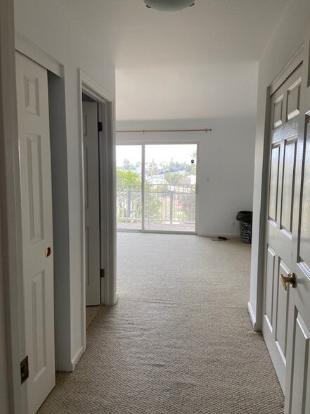 Building Photo - 553 Merritt Ave