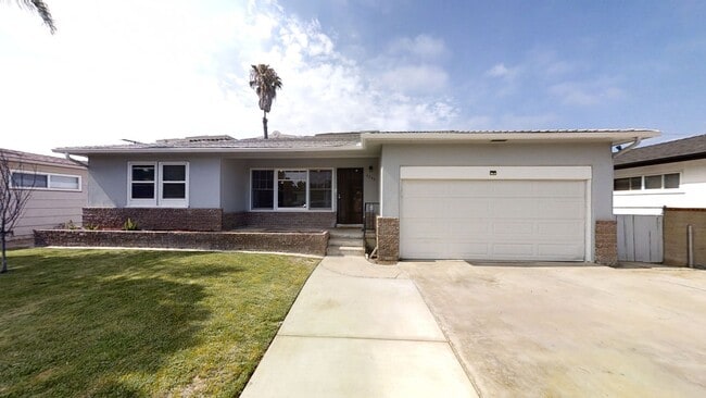 Primary Photo - Nice Patio, Private Yard on Mary Lane! (Le...