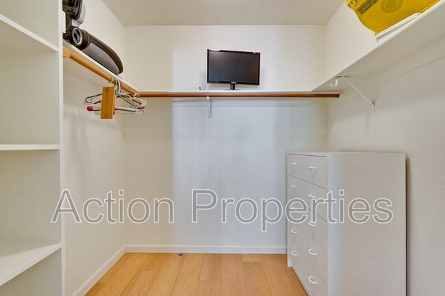 Building Photo - 409 Hillwood Ct