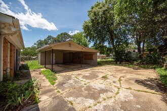 Building Photo - Beautiful home available today!