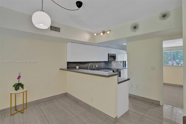 Building Photo - 2529 NE 135th St