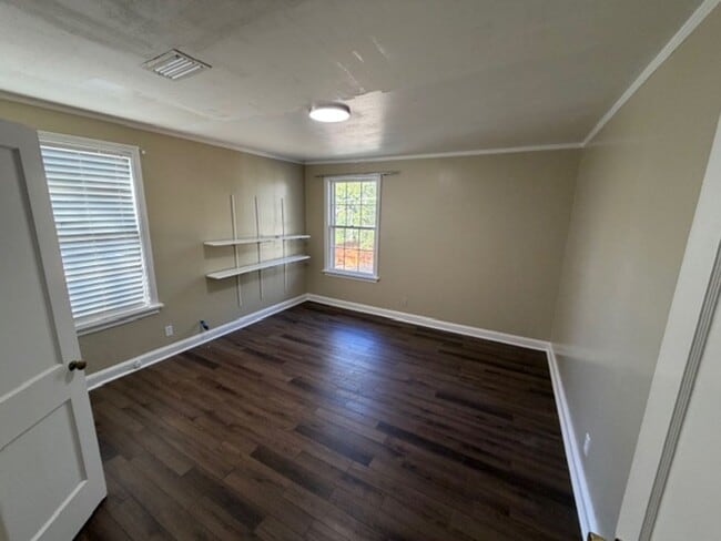 Building Photo - Updated 2 Bedroom Apartment near LSUS!