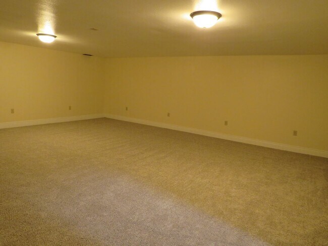 Building Photo - 5 Bed/ 3 Bath/ 3 Car Garage Gorgeous Executive Home in Coveted Castlewood Subdivision