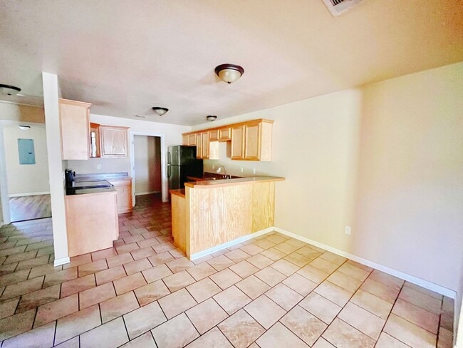 Building Photo - Cozy 3 bed, 2 bath duplex close in Silo Sc...