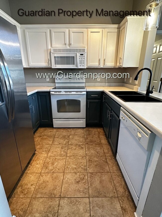 Building Photo - Maple Grove 2 Bedroom Town Home, 2 Car Garage, Patio, Dishwasher, W/D