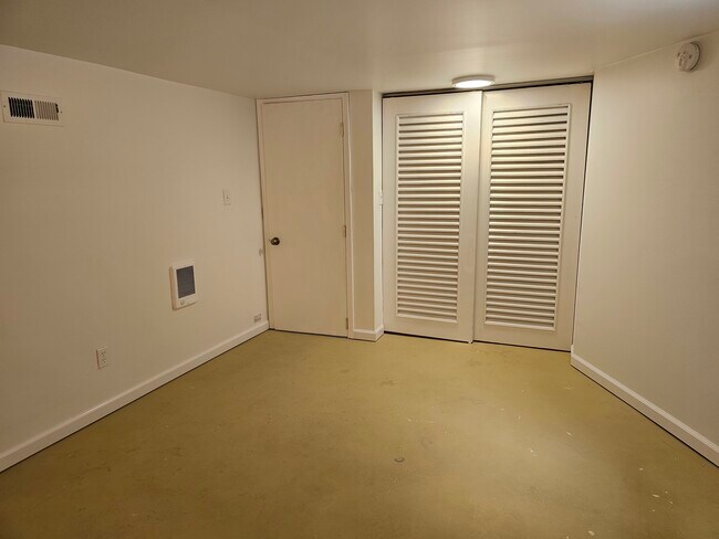 Building Photo - 309 NE Graham St