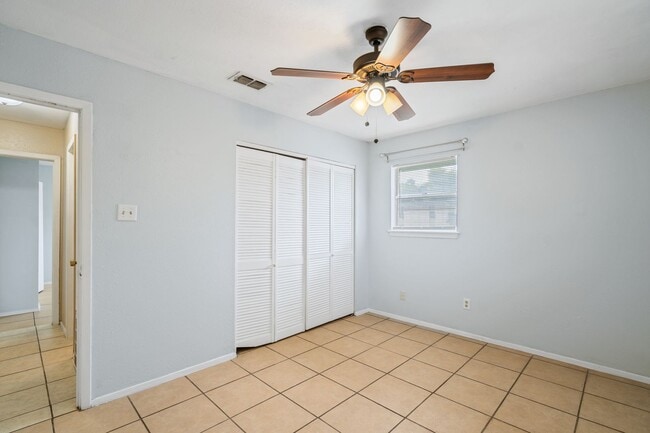 Building Photo - 104 Hackberry Ln
