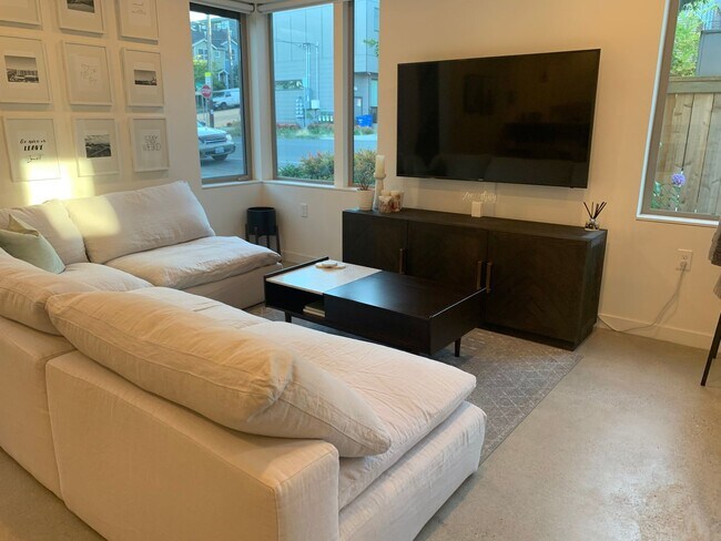 Building Photo - Capital Hill Row House ! 3 bed, 3 bath 194...