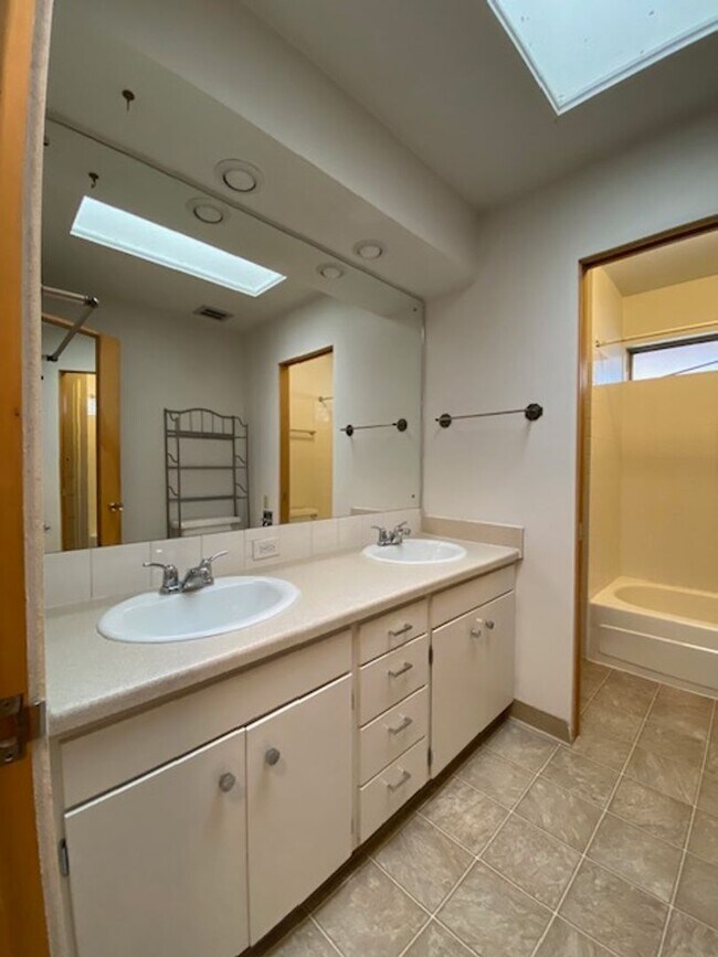 Building Photo - 1151