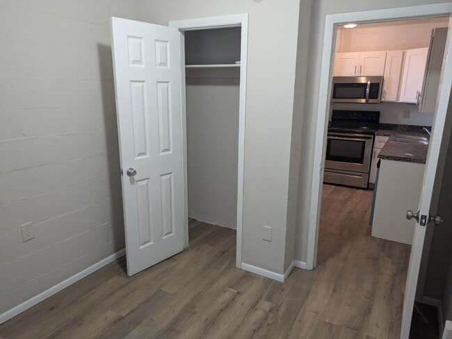 Building Photo - 637 NE Waldo Rd