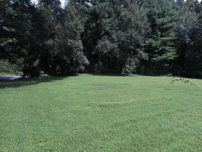 Building Photo - Beautuful Country Setting Just Minutes from Major Corridors