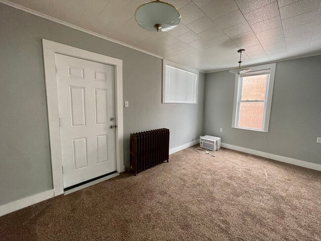 Building Photo - Coraopolis - 2 Bed 2 Bath - Immaculately M...