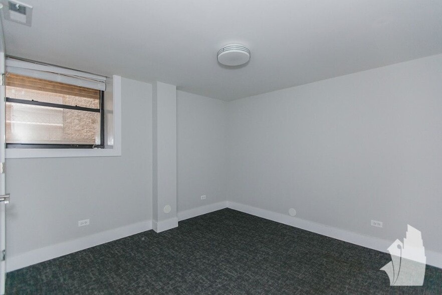 Building Photo - 1952 W Nelson St