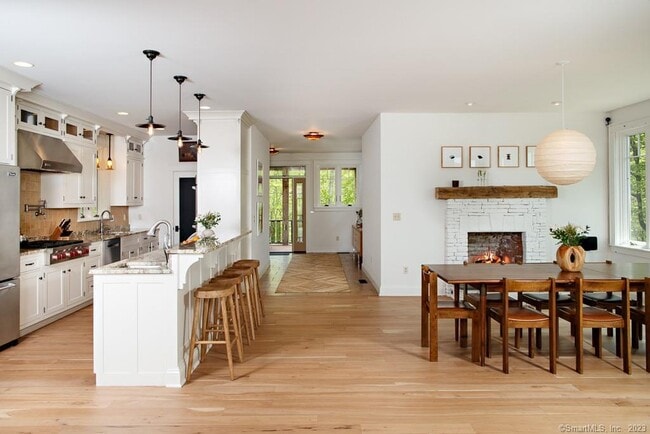 Building Photo - 121 Quaker Hill Rd