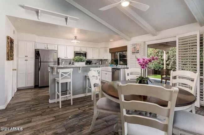 Building Photo - 7526 N Vía De La Campana