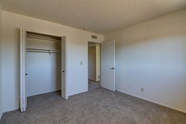 Building Photo - Townhome between Downtown and Thumb Butte!