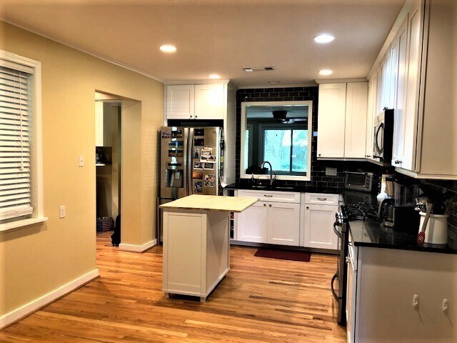 Building Photo - Updated Broadmoor Home!!