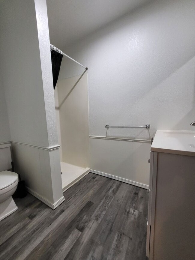 Building Photo - PRELEASING for Aug 7th! (3-4) Bedroom/(2) Bath Close to Campus!