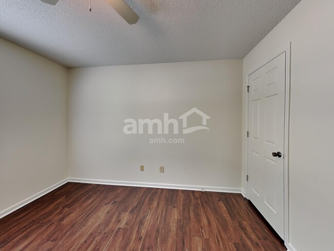 Building Photo - 3023 Laurelwood Dr