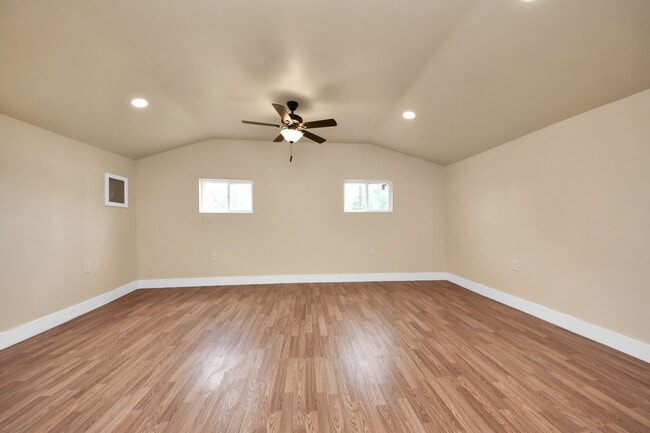 Building Photo - 501 Schilling Ave