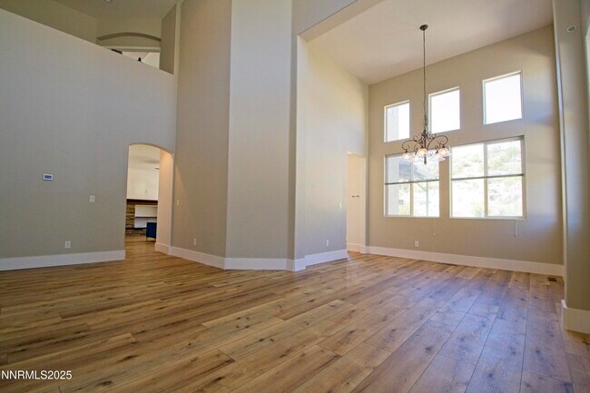 Building Photo - 3075 Roxbury Dr