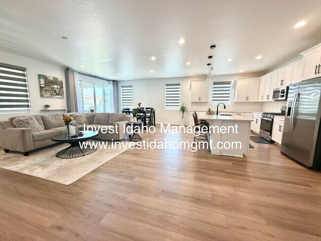 Building Photo - A Home You'll Fall in Love With