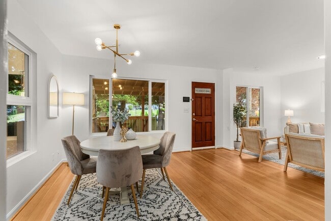 Building Photo - Charming 3 Bed / 1.75 Bath Craftsman-Style...