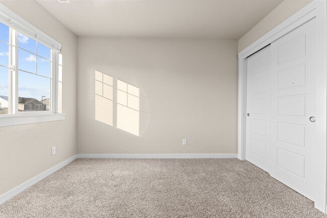 Building Photo - 5 Bedroom 2.5 Bath FOUR CAR GARAGE Eagle, ...