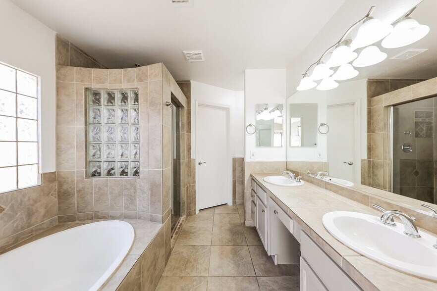 Building Photo - 3233 E Tonopah Dr