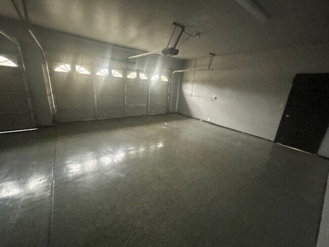 Building Photo - 4 Bedroom 2 Bathroom in SE Visalia with Po...