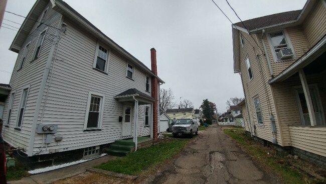 Building Photo - 825 Tremont Ave SW