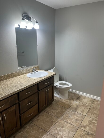 Full Bath - 1614 College Street