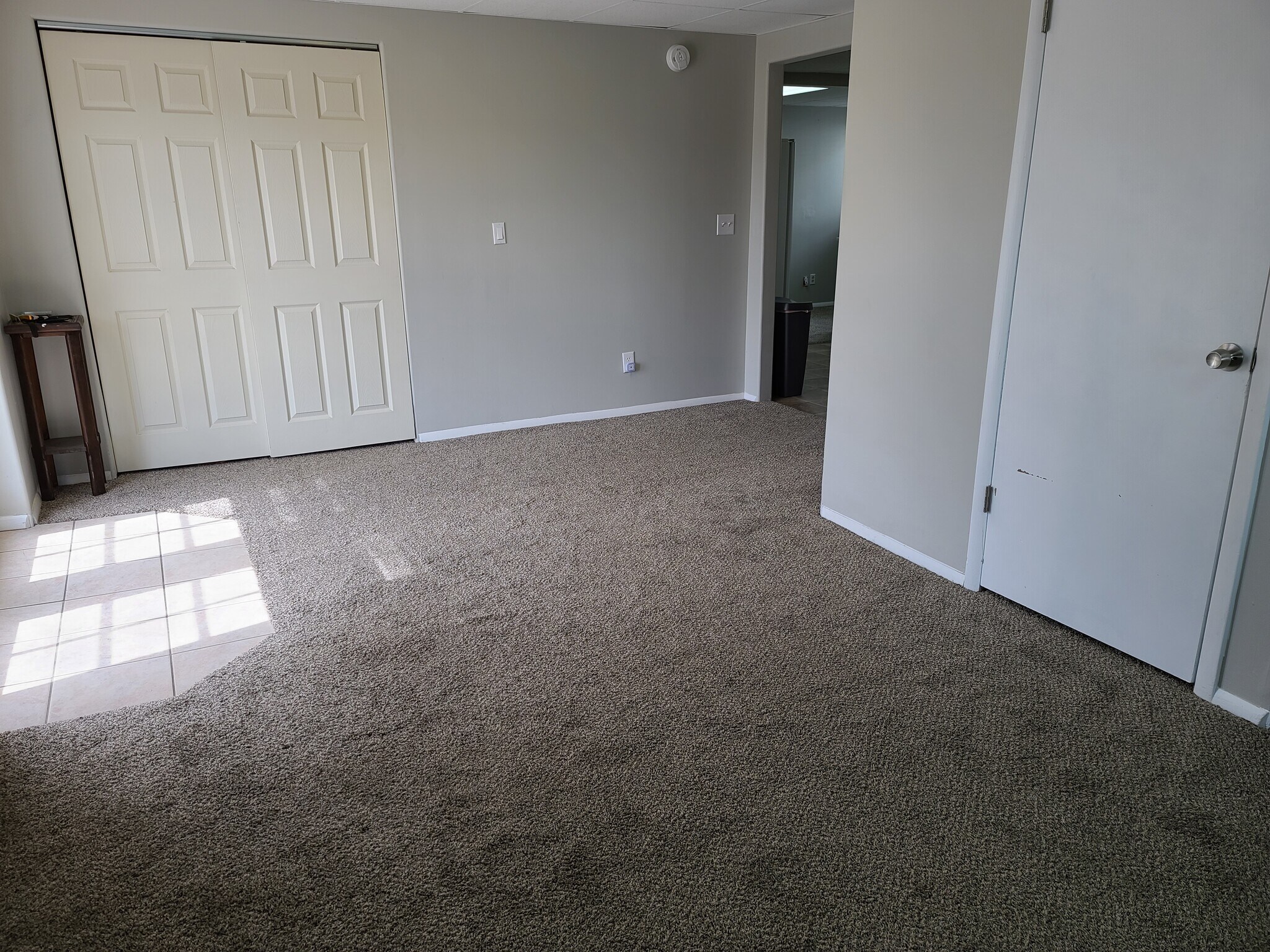 Building Photo - 940 W Red Oaks Dr