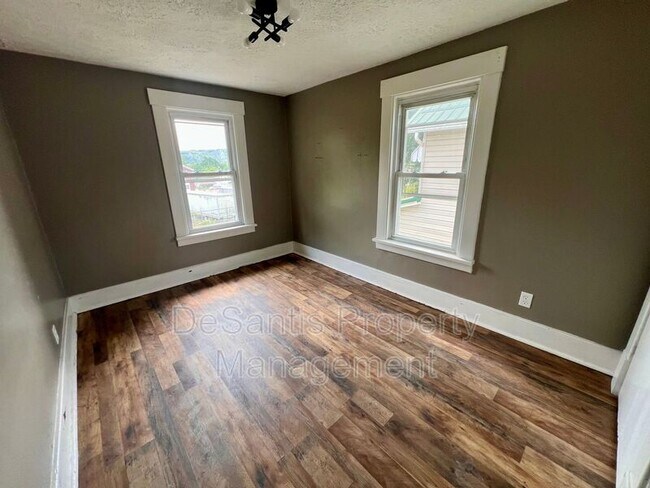 Building Photo - 4535 4th Ave