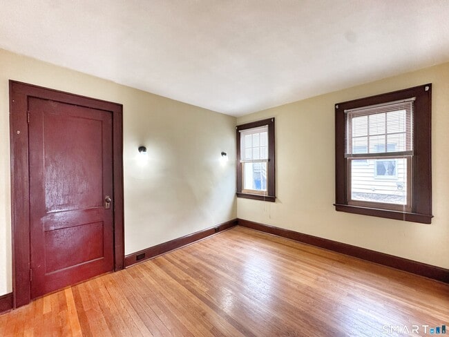 Building Photo - 14 Woodbury Ave