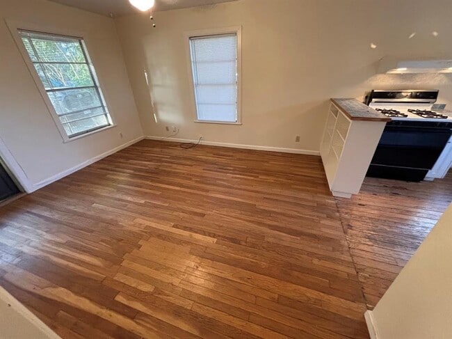 Building Photo - 2815 Crest Ave