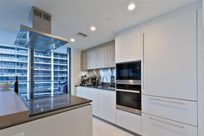 Building Photo - 1000 Brickell Plaza