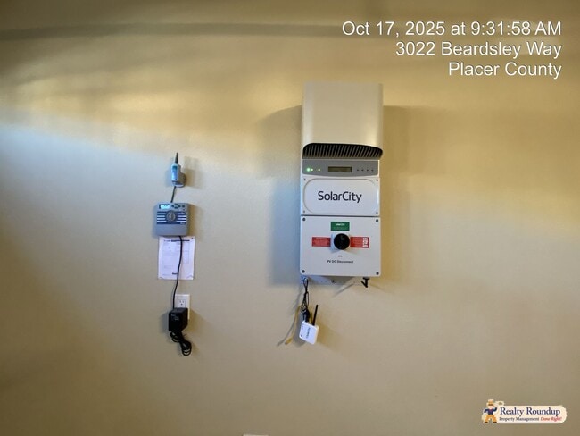 Building Photo - Pristinely Maintained Roseville Home with ...