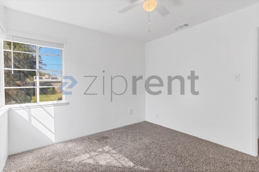 Building Photo - 1335 E Brown Ave